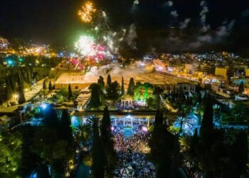 لحظه تحویل سال بیش از 40 هزار نفر بازدید کننده در حافظیه حضور داشتند 8 حافظیه