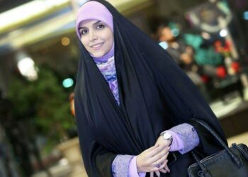 پیامک کشف حجاب برای خانم مجری با «چادر و ساق دست» 6 پیامک کشف حجاب برای خانم مجری با «چادر و ساق دست»