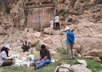 مرمت اضطراری نقش برجسته سراب بهرام شهرستان ممسنی