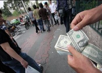 خرید دلار در خیابان و نگهداری آن در خانه ممنوع شد