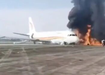 هواپیمای مسافربری چین در فرودگاه آتش گرفت