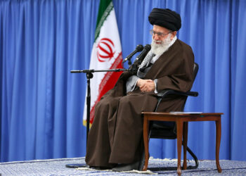 رهبر معظم انقلاب : خودروسازها از حمایت ما از تولید داخلی سوءاستفاده نکنند! / دولت جنس خارجی مصرف نکند 1 رهبر معظم انقلاب : خودروسازها از حمایت ما از تولید داخلی سوءاستفاده نکنند! / دولت جنس خارجی مصرف نکند