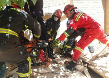 نجات کارگر جوان از زیر آوار ساختمان مسکونی 5 نجات کارگر جوان از زیر آوار ساختمان مسکونی