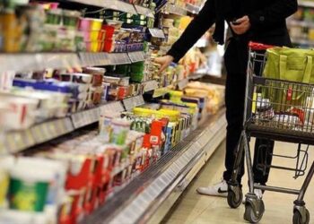 ازدحام برای خرید و کاهش عرضه کالاهای اساسی پیش از اعلام قیمت‌های جدید