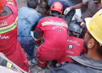 تشریح جزئیات عملیات آواربرداری و امداد و نجات آتش‌نشانان شیراز در حادثه متروپل آبادان (1)