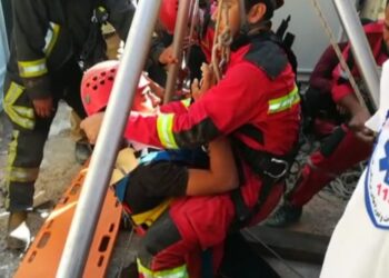 نجات جوان گرفتار در عمق چاه هفت متری