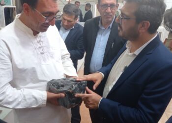 جلوگیری از خام فروشی سنگهای تزیینی باحمایت از هنرمندان گوهرتراش/اختصاص مکانهای مناسب برای عرضه محصولات تولید شده ضروریست 1 جلوگیری از خام فروشی سنگهای تزیینی باحمایت از هنرمندان گوهرتراش/اختصاص مکانهای مناسب برای عرضه محصولات تولید شده ضروریست