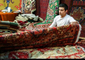 تولید سالانه ۱۲۰ هزار مترمربع فرش دستبافت در فارس