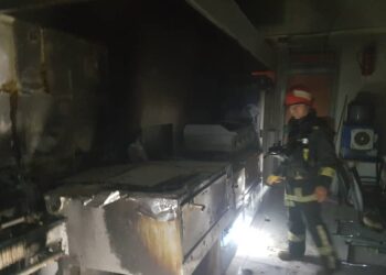 آتش سوزی مغازه فست فود با تلاش آتش نشانان مهار شد