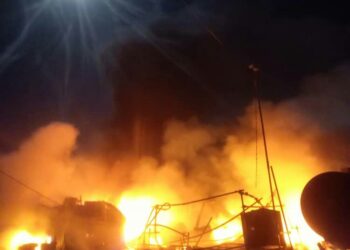 مهار آتش سوزی بامدادی در انبار لوازم مستعمل