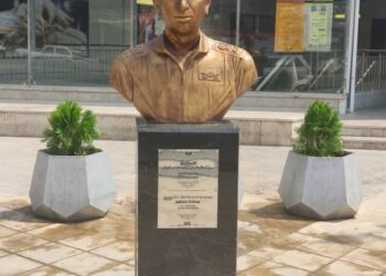 نصب سردیس شهید عباس دوران در ایستگاه قطار شهری شهید دوران 2 نصب سردیس شهید عباس دوران در ایستگاه قطار شهری شهید دوران