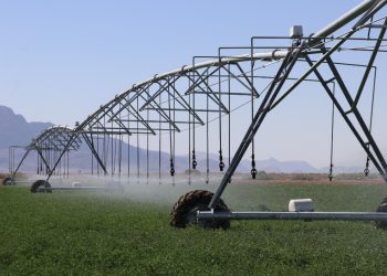 بهره برداری طرح آبیاری به روش آبفشان خطی در خرامه 2 بهره برداری طرح آبیاری به روش آبفشان خطی در خرامه