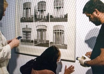 بیانیه موزه هنرهای معاصر تهران درباره مشاهده حشرات در عکسی از مجموعه برند و هیلا بکر