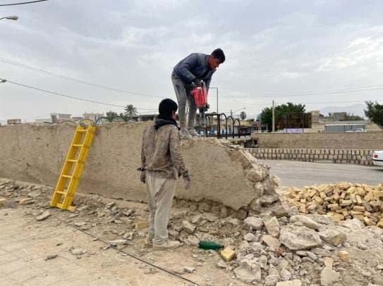 دیوار محوطه باغ نشاط لار مرمت می‌شود