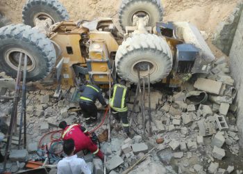 واژگونی لودر در معدن شن و ماسه در شیراز