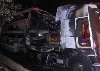 آتش گرفتن کامیون حامل خودرو سواری در شیراز 8 آتش گرفتن کامیون حامل خودرو سواری در شیراز