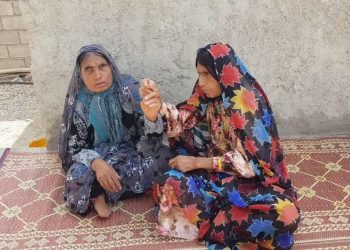 خواهران دو قلوی لارستانی به سکوت و تاریکی نور زندگی می‌پاشند