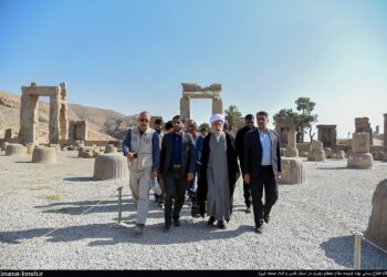 بازدید آیت الله دژکام از مجموعه تاریخی تخت جمشید و نقش رستم 1 بازدید آیت الله دژکام از مجموعه تاریخی تخت جمشید و نقش رستم