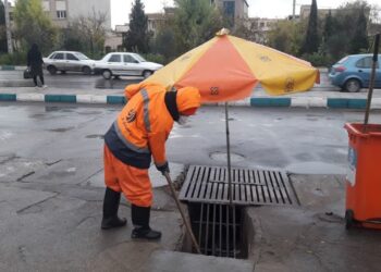 چتر مهربان نارنجی پوشان در باران شیراز 1 چتر مهربان نارنجی پوشان در باران شیراز