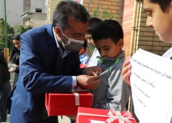 هر روز یک زباله از زمین برمی داریم 1 هر روز یک زباله از زمین برمی داریم