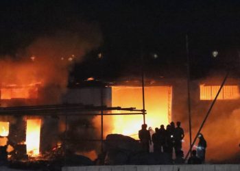 وقوع آتش سوزی در انبار ضایعات روستای گچی شیراز