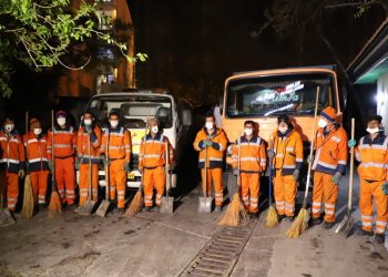 <strong>فعالیت پاکبانان و کارکنان زحمتکش سازمان مدیریت پسماند در چهارشنبه آخر سال</strong> 1 فعالیت پاکبانان و کارکنان زحمتکش سازمان مدیریت پسماند در چهارشنبه آخر سال