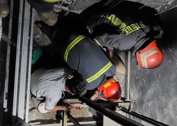 حضور تیم عملیاتی کوهستان برای نجات کارگری که در چاهک آسانسور سقوط کرده بود 4 حضور تیم عملیاتی کوهستان برای نجات کارگری که در چاهک آسانسور سقوط کرده بود