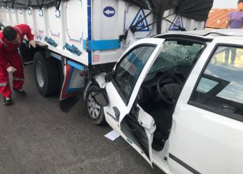 نجات مصدوم در تصادف خودرو سواری با کامیون توسط آتش نشان ها