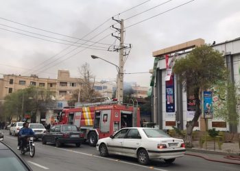 آتشسوزی گسترده در پشت بام فروشگاه پارس لند مهار شد 3 آتشسوزی گسترده در پشت بام فروشگاه پارس لند مهار شد