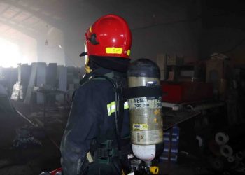 مهار آتش سوزی کارگاه چوب و ام دی اف توسط آتش نشانان شیرازی