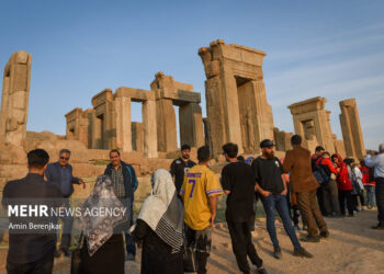 تخت جمشید صدر نشین بازدیدکنندگان نوروز شد 1 تخت جمشید صدر نشین بازدیدکنندگان نوروز شد