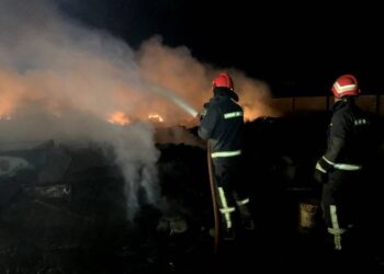 مهار آتش سوزی کارگاه ضایعات کارتن در روستای گچی