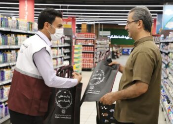 توزیع کیسه های پارچه ای در بین مردم در هفته زمین پاک 1 توزیع کیسه های پارچه ای در بین مردم در هفته زمین پاک