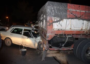 نجات دو مصدوم در تصادف خودرو سواری و کامیون 5 نجات دو مصدوم در تصادف خودرو سواری و کامیون