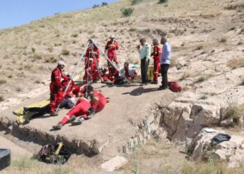 جسد فردی ناشناس از چاهی به عمق بیش از ۹۰ متر با تلاش آتش نشانان خارج شد 3 جسد فردی ناشناس از چاهی به عمق بیش از ۹۰ متر با تلاش آتش نشانان خارج شد