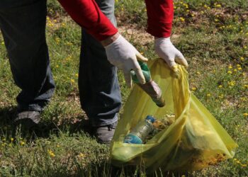 طبیعت را دوست بداریم؛با جمع آوری زباله های جامانده در طبیعت توسط مردم و شهرداری
