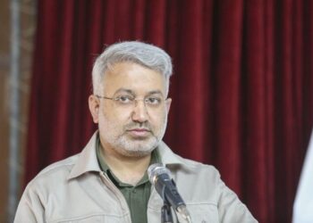 خط کشی بین مردم جامعه عامل آسیب است 3 خط کشی بین مردم جامعه عامل آسیب است
