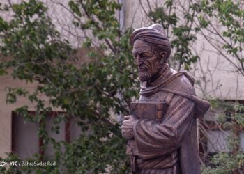 مجسمه برنزی سعدی با ارتفاع 7.2 متری صبح امروز در تهران رونمایی شد 1 مجسمه برنزی سعدی با ارتفاع 7.2 متری صبح امروز در تهران رونمایی شد