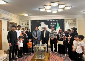 زمین رایگان به خانواده 11 فرزندی استان فارس اهداء شد 3 زمین رایگان به خانواده 11 فرزندی استان فارس اهداء شد