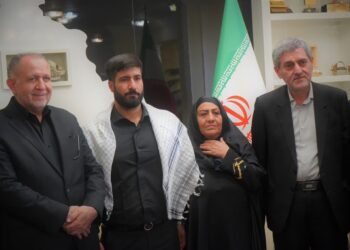 تقدیر سرپرست ستاد اجرایی فرمام امام از جوان فداکار مدافع حرم شاهچراغ 4 تقدیر سرپرست ستاد اجرایی فرمام امام از جوان فداکار مدافع حرم شاهچراغ