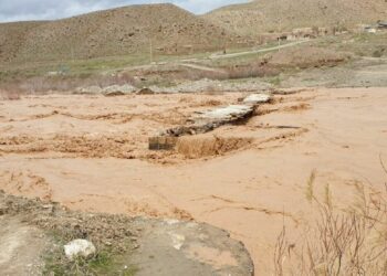 در بستر رودخانه ها و مسیل ها توقف نکنید