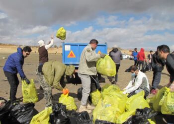 پاکسازی و جمع آوری زباله از تالاب هفت برم شیر از 3 پاکسازی و جمع آوری زباله از تالاب هفت برم شیر از