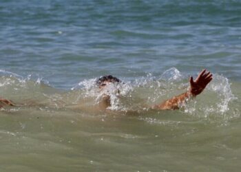 جوانانی که آب با خود برد 4 جوانانی که آب با خود برد