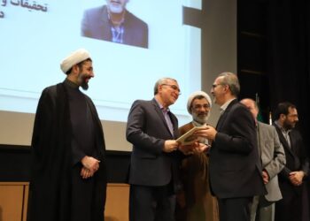 تقدیر وزیر بهداشت از رئیس علوم پزشکی شیراز به پاس حمایت از توسعه تحقیقات و فناوری در دانشگاه 1 تقدیر وزیر بهداشت از رئیس علوم پزشکی شیراز به پاس حمایت از توسعه تحقیقات و فناوری در دانشگاه