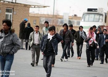 فعالیت بانک شهر و دفاتر پیشخوان در ارائه برخی خدمات به اتباع خارجی غیر قانونی است