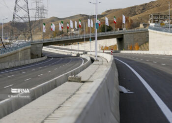 اجرای عملیات بتن ریزی در بزرگراه شهید سلیمانی و آیت اله حائری شیراز