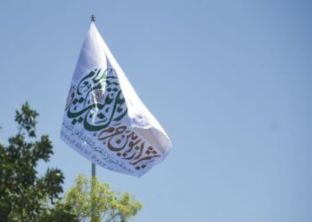 دروازه کازرون با بزرگترین پرچم کشور دیده شد 2 دروازه کازرون با بزرگترین پرچم کشور دیده شد