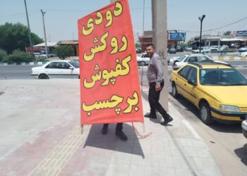 جمع آوری تابلو های غیر مجاز در سطح منطقه یک شیراز