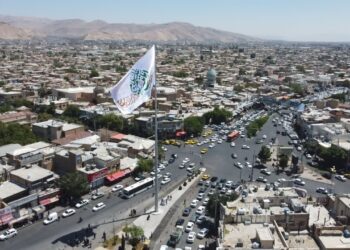 پرچم سومین حرم اهل‌بیت(ع) در کلان‌شهر شیراز به اهتزاز درآمد