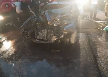 برخورد پژو پارس با کامیون بنز 3 کشته بر جای گذاشت 4 برخورد پژو پارس با کامیون بنز 3 کشته بر جای گذاشت